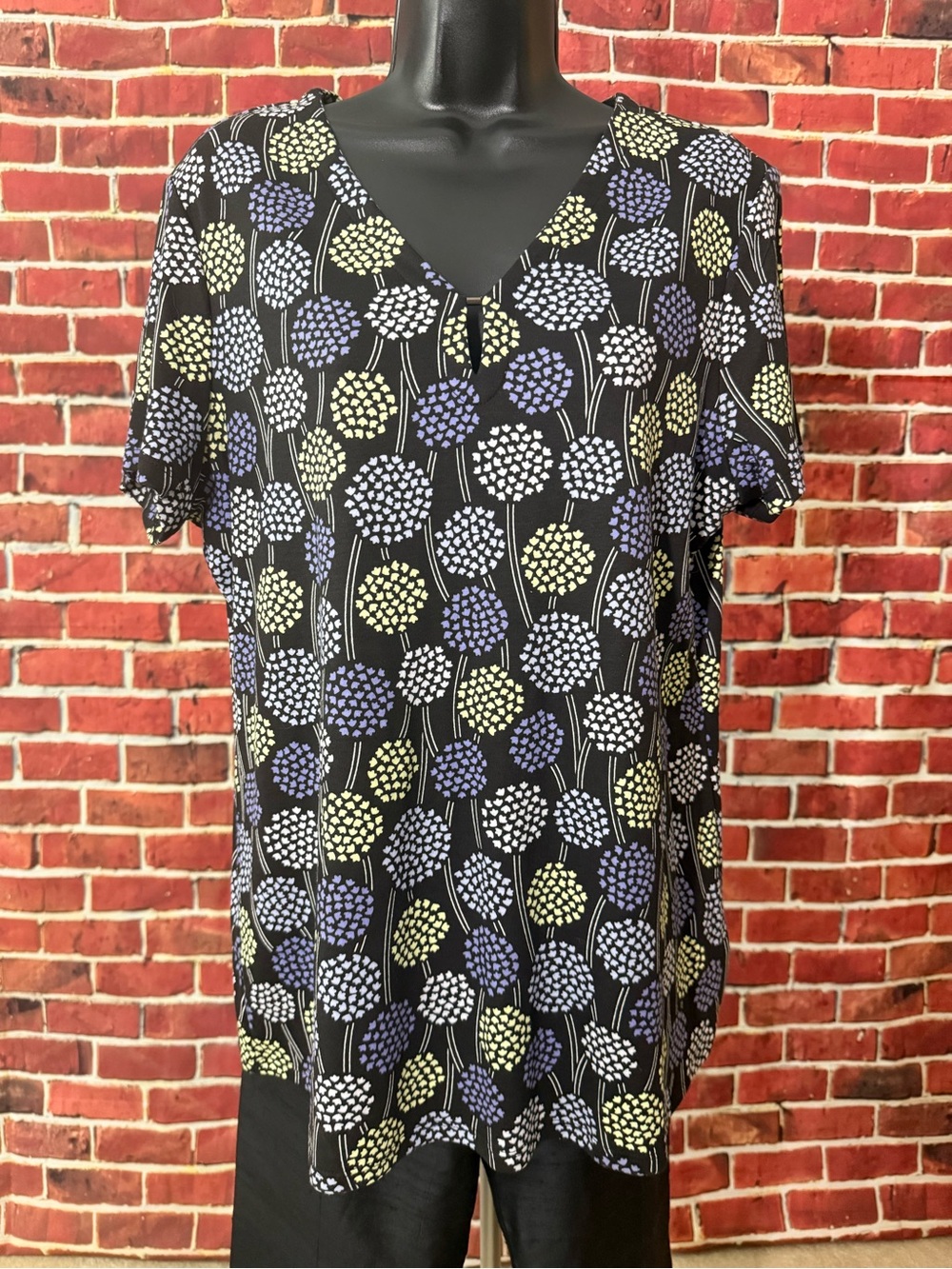 Jones New York Black V-Neck Tunic with Blue, White & Light Green Floral Motif- L